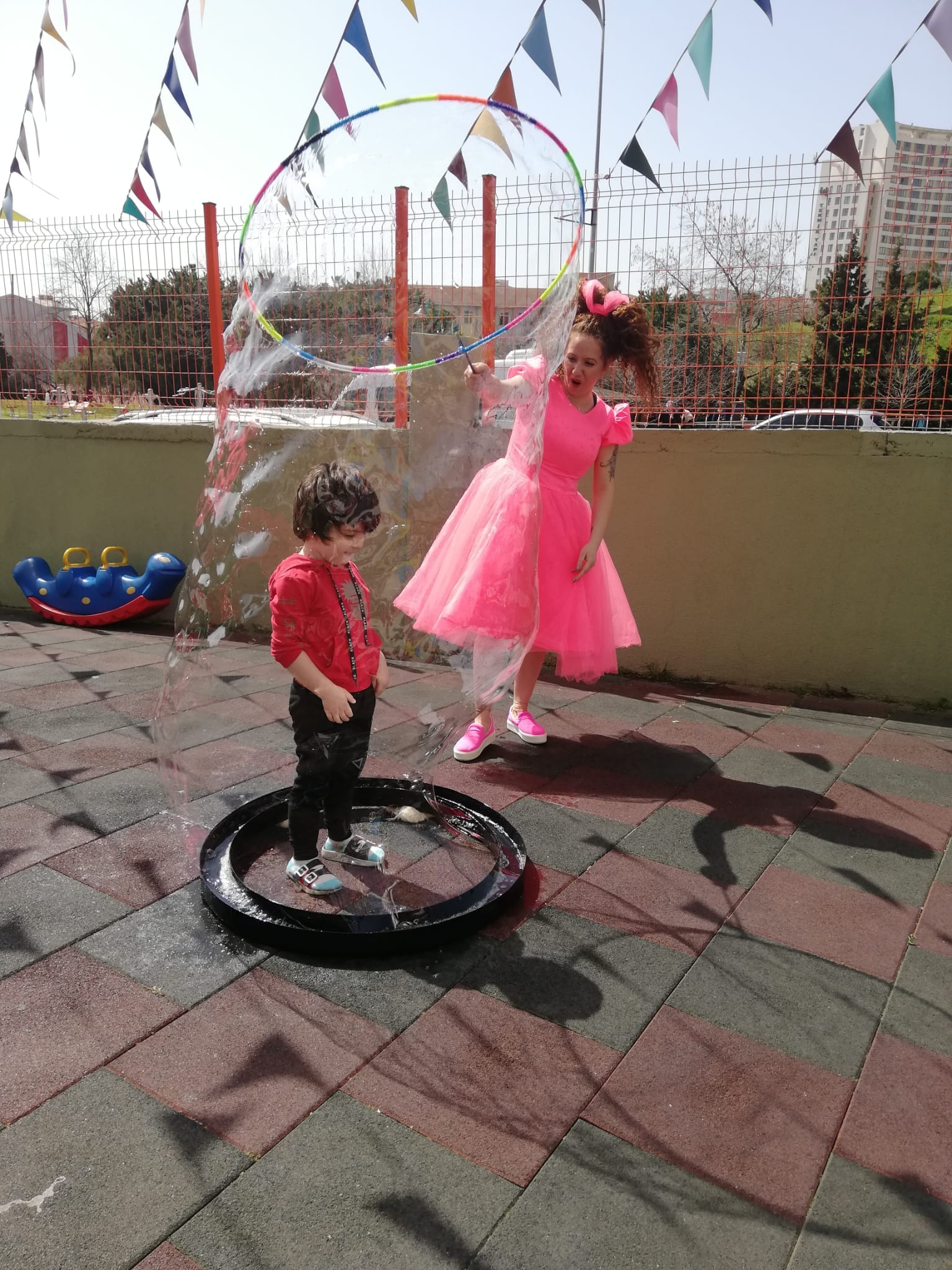 Dev baloncuk içinde çocuk gösterisi
