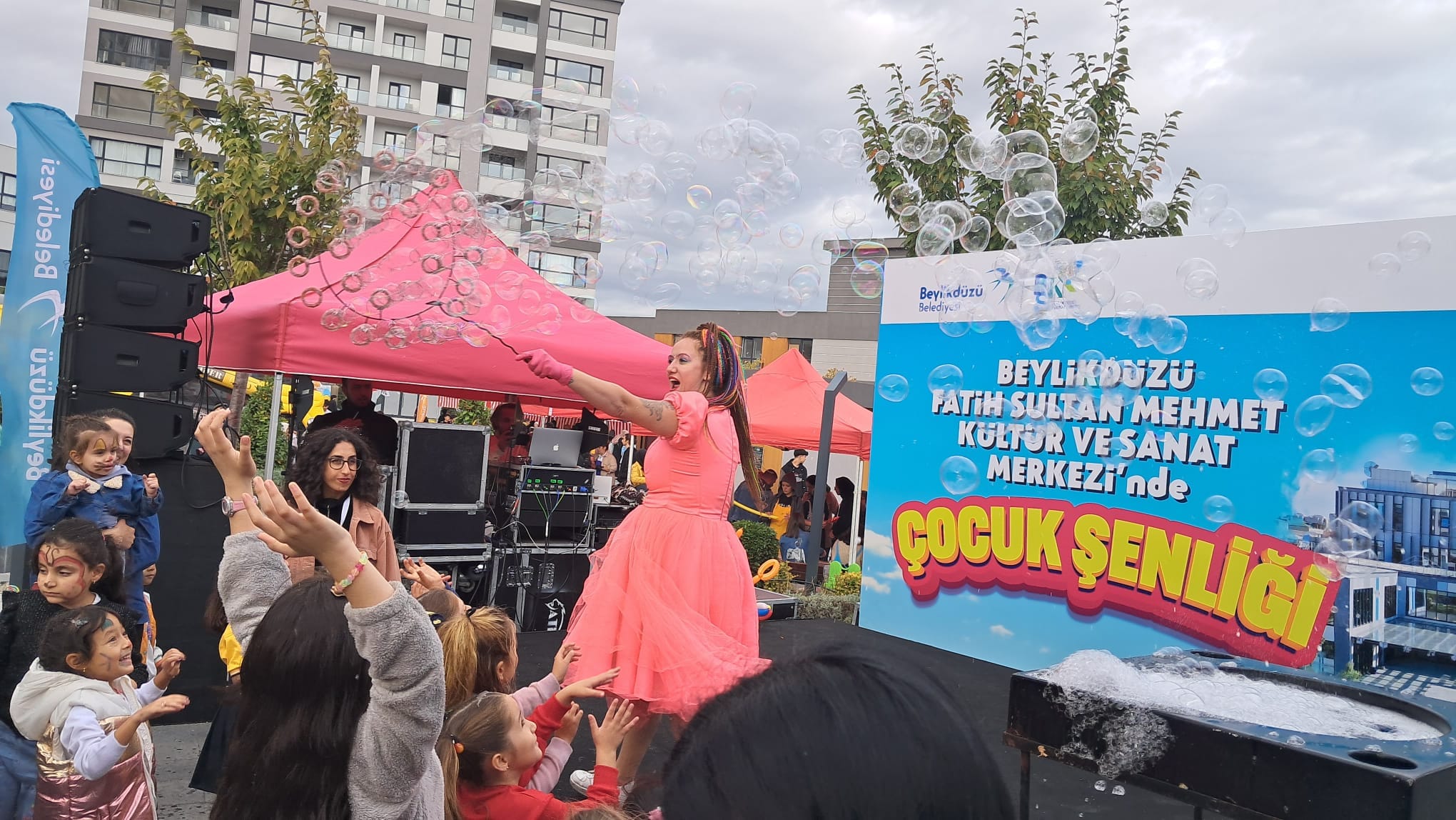 Şirin Papatya Organizasyon Bubble Show sahne gösterisi